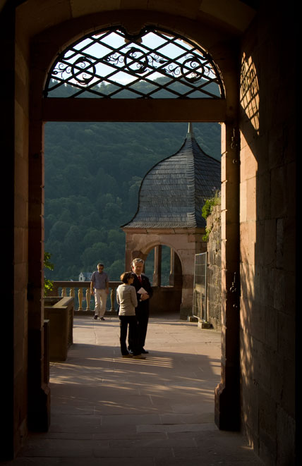 Blick vom Schlosshof auf die Terrasse über dem Neckar