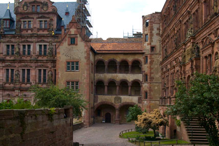 Blick in den Hof des Heidelberger Schlosses, seitlich der Friedrichsbau, ums Eck der Ludwigsbau