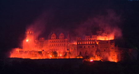 Das Heidelberger Schloss während einer Schlossbeleuchtung, magisch beleuchtet von bengalischen Feuer