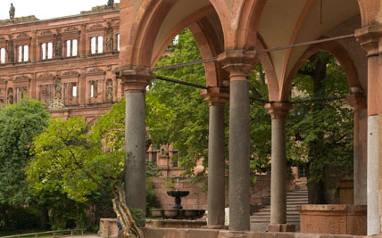 Heidelberger Schloss, Blick in den Innenhof mit Friedrichs Bau und Springbrunnen