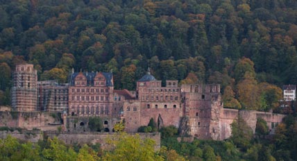 Das Heidelberger Schloss, kurz vor der Abenddämmerung vom Philosophenweg aus gesehen