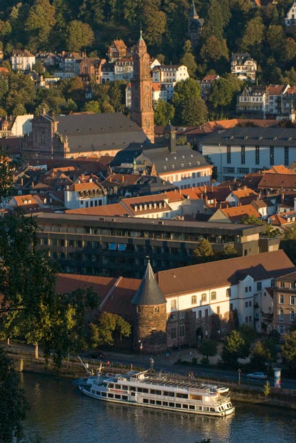 Blick vom Philosophenweg auf die Heidelberger Altstadt mit Heilig Geistkirche und dem ehemaligen Zeughaus im Vordergrund, heute Mensa der Universität