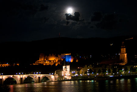 Heidelberg, Altstadt und Schloss mit Neckar im Vordergrund, romantisch im Vollmond