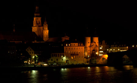 Die Heidelberger Altstadt: Heilig Geistkirche und alte Brücke mit Haspeltor