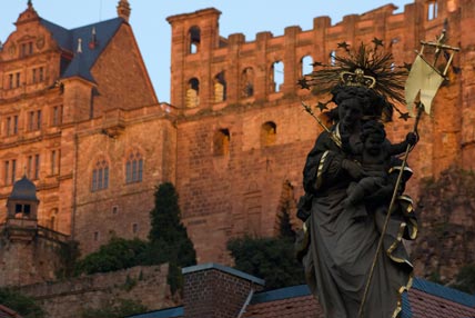 Die Mariensäule in der Heidelberger Altstadt, im Hintergrund des Heidelberger Schloss