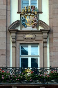 Balkon des Heidelberger Rathauses mit Wappen