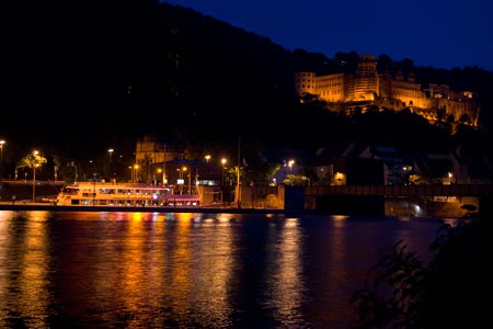 Hier fährt gerade das Schiff "Schloss Heidelberg" in die Schleuse unterhalb des Heidelberger Schlosses ein. 