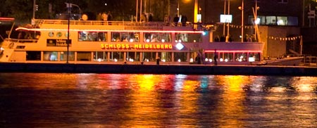 Hier fährt gerade das Schiff "Schloss Heidelberg" in die Schleuse unterhalb des Heidelberger Schlosses ein. 