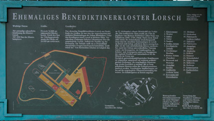 Die Tafel mit dem Plan und Erläuterungen im Kloster Lorsch