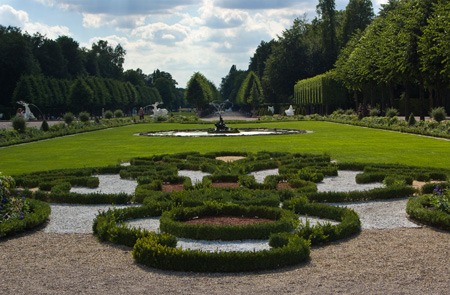 Schlosspark, Seitenachse mit barocker Buchsbaumanlage