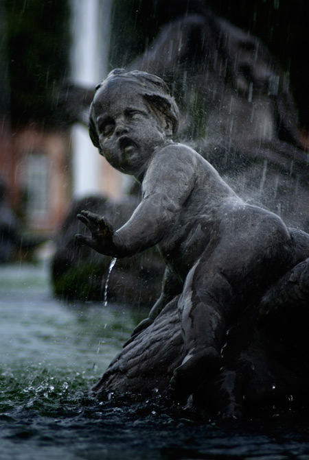 Knabenfigur im zentralen Springbrunnen