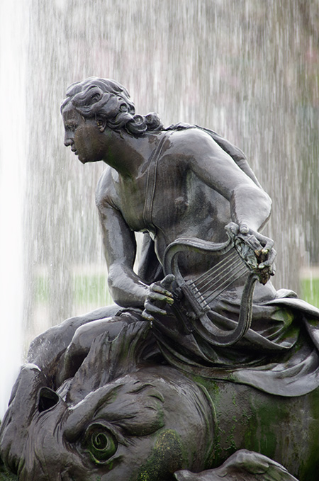 Harfenspieler im zentralen Springbrunnen