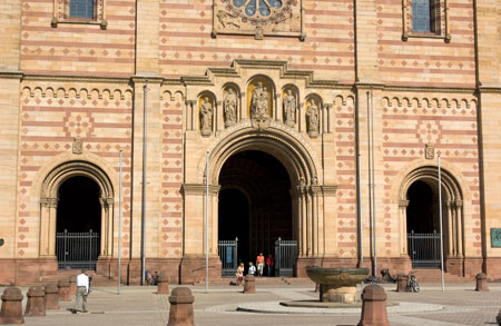 Die West Fassade des Speyerer Kaiserdoms mit dem Haupteingang und dem berühmten Rosetten Fenster 
