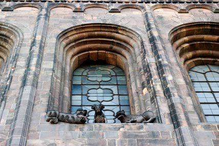 der Kaiser Dom zu Worms, ein romanisches Fenster mit Figuren