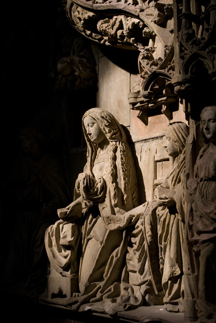 Lichtspiel der Nachmittagssonne an einem Relief im Wormser Dom